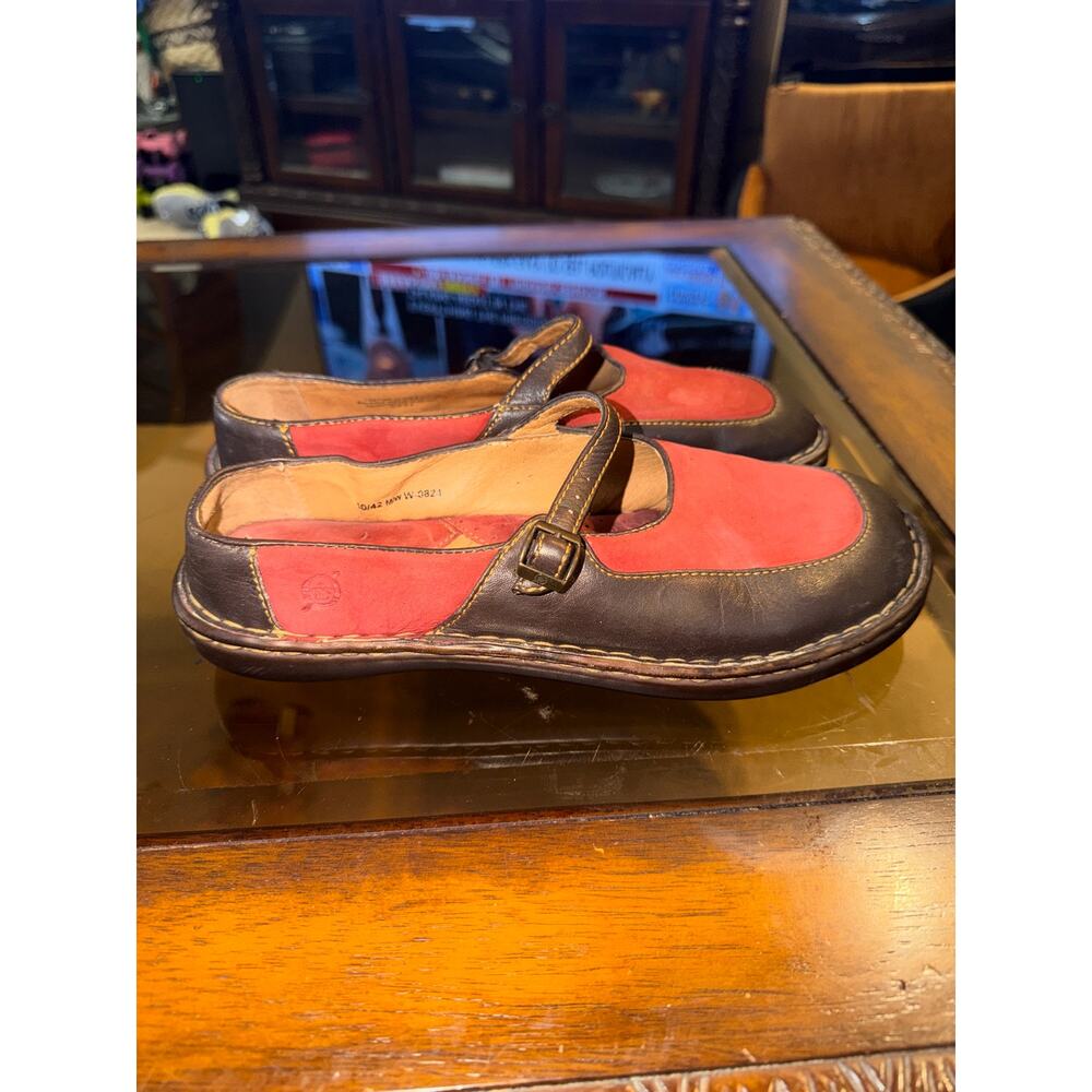 ⭐️ Women’s Born Red Suede Flat Comfort Mary Jane Mule Shoes Size 10 - Picture 2 of 6